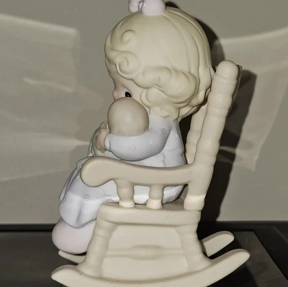 PRECIOUS MOMENTS Love Never Leaves A Mother's Arms #523941 - Picture 3 of 5